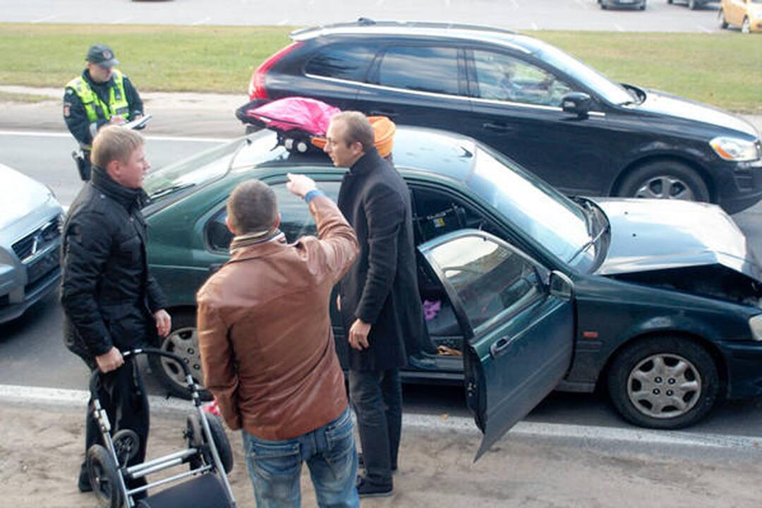 Sostinėje susidūrė keturi automobiliai, sužeistas vaikas (papildyta)