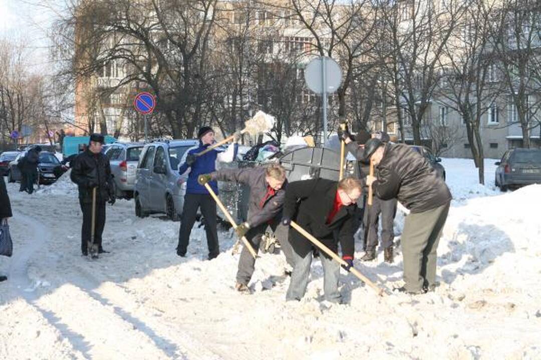 Klaipėdiečiai plušo kiemuose