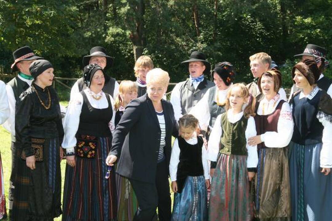 Prezidentė apsipirko žvejo sodyboje
