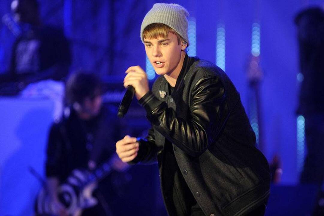 J.Bieberis dovanų gavo prabangų, aplinkai draugišką automobilį