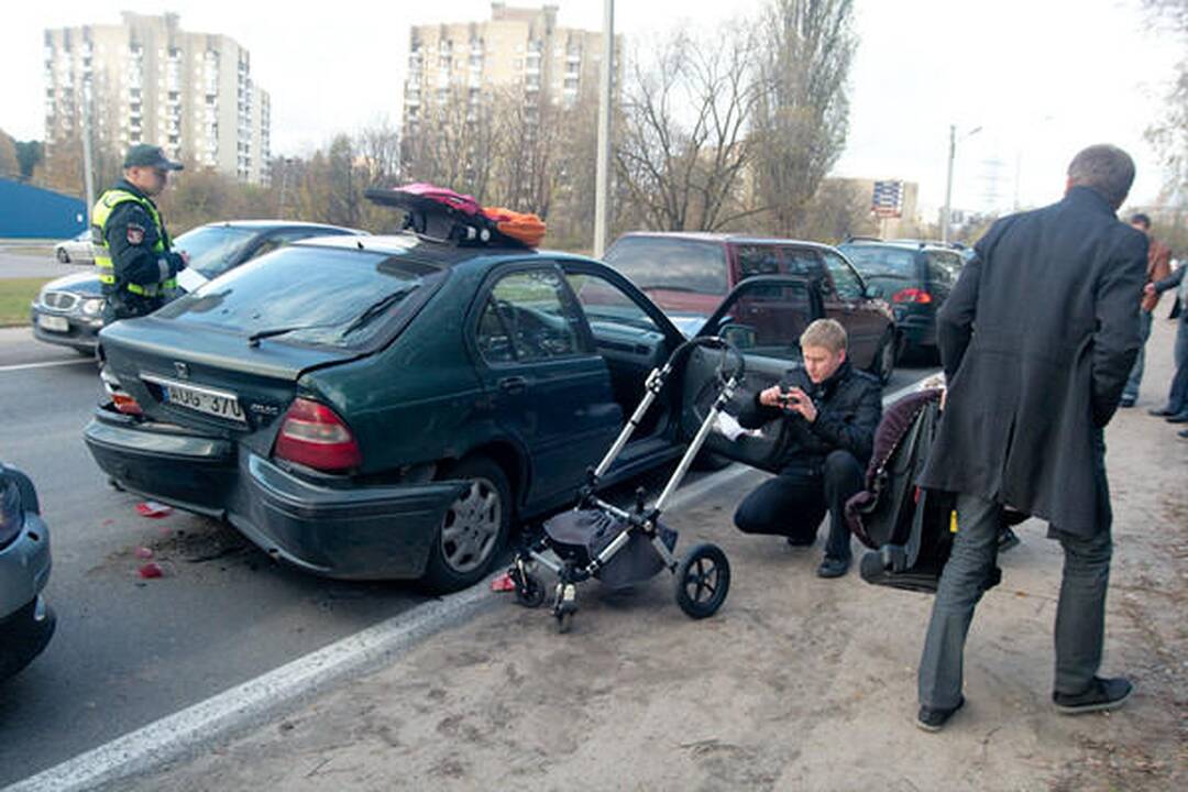 Sostinėje susidūrė keturi automobiliai, sužeistas vaikas (papildyta)