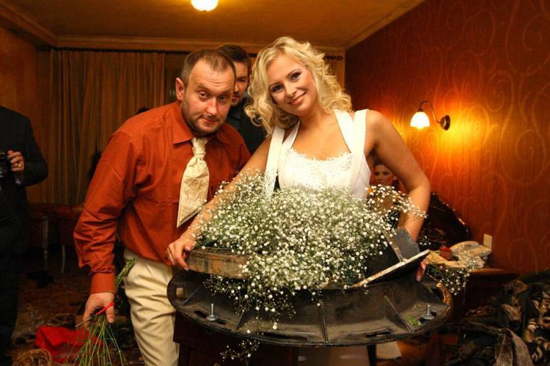 Jaunosios suknelė iš kanalizacijos dangčių svėrė 74 kilogramus