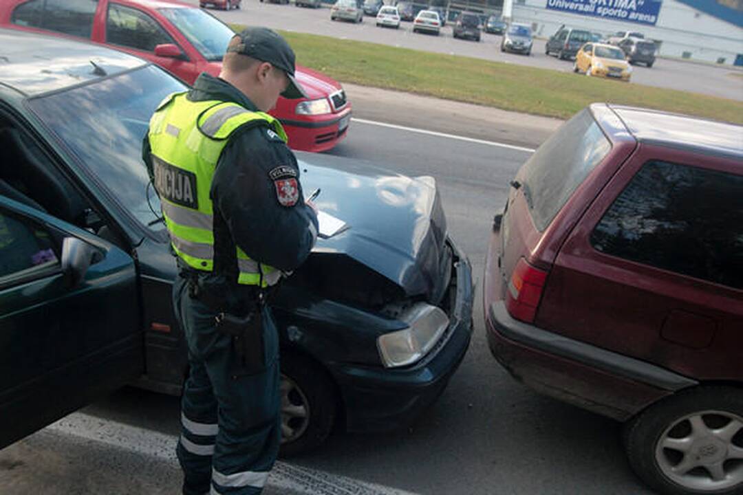 Sostinėje susidūrė keturi automobiliai, sužeistas vaikas (papildyta)
