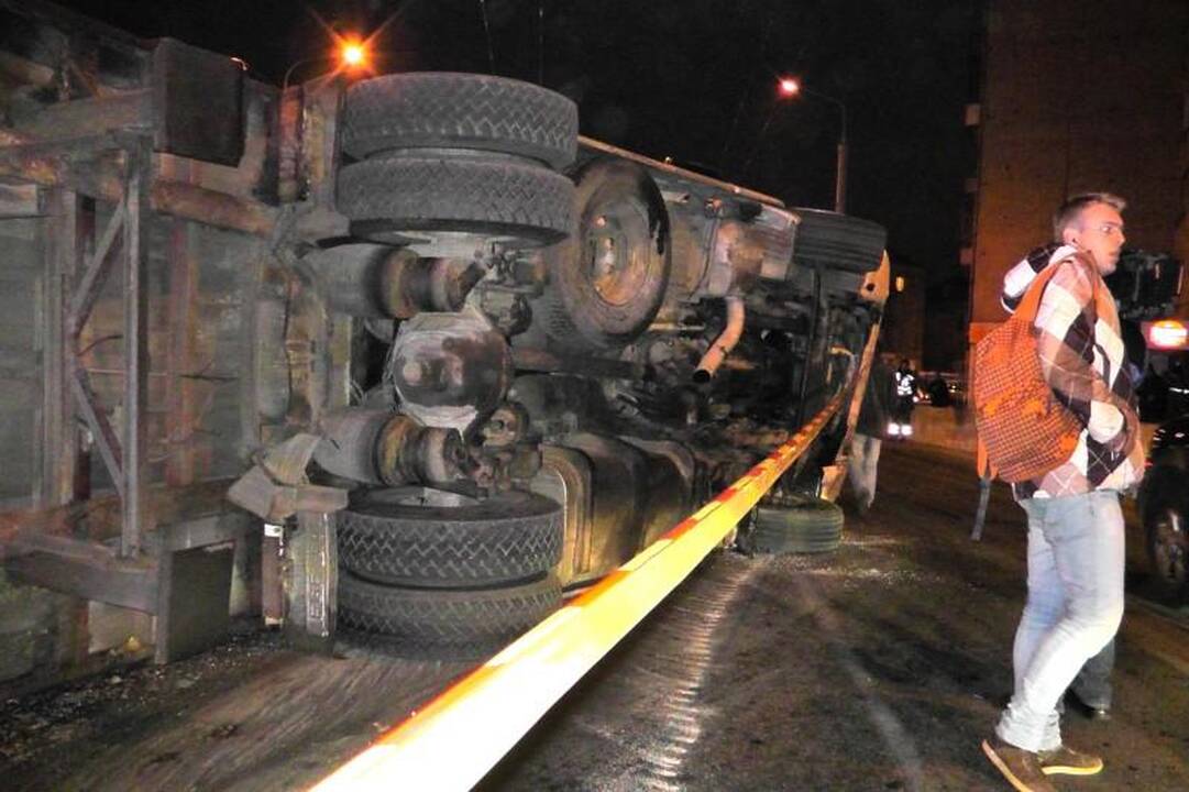Vilniuje vilkikas prispaudė du lengvuosius automobilius (atnaujinta)