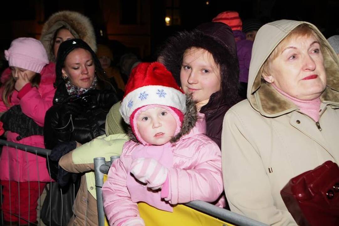 Klaipėdoje eglutė įžiebta pagal S. Nėries „Senelės pasaką“ (papildyta)