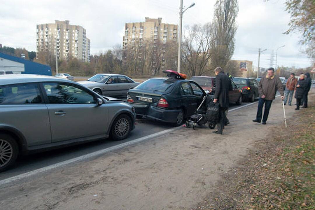 Sostinėje susidūrė keturi automobiliai, sužeistas vaikas (papildyta)