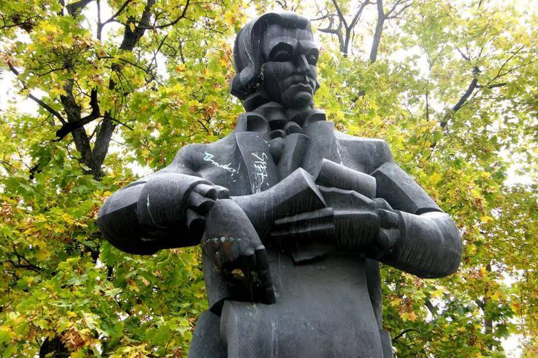 Paniuręs L.Stuokos-Gucevičiaus paminklas ir toliau stovi aprašinėtas