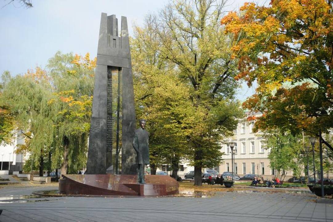 Vilniaus centre iš užsikimšusio fontano per kraštus liejosi vanduo