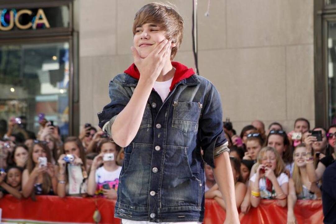 J.Bieberis dovanų gavo prabangų, aplinkai draugišką automobilį
