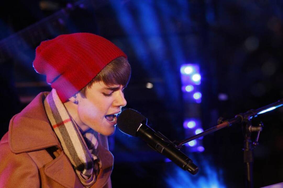J.Bieberis dovanų gavo prabangų, aplinkai draugišką automobilį