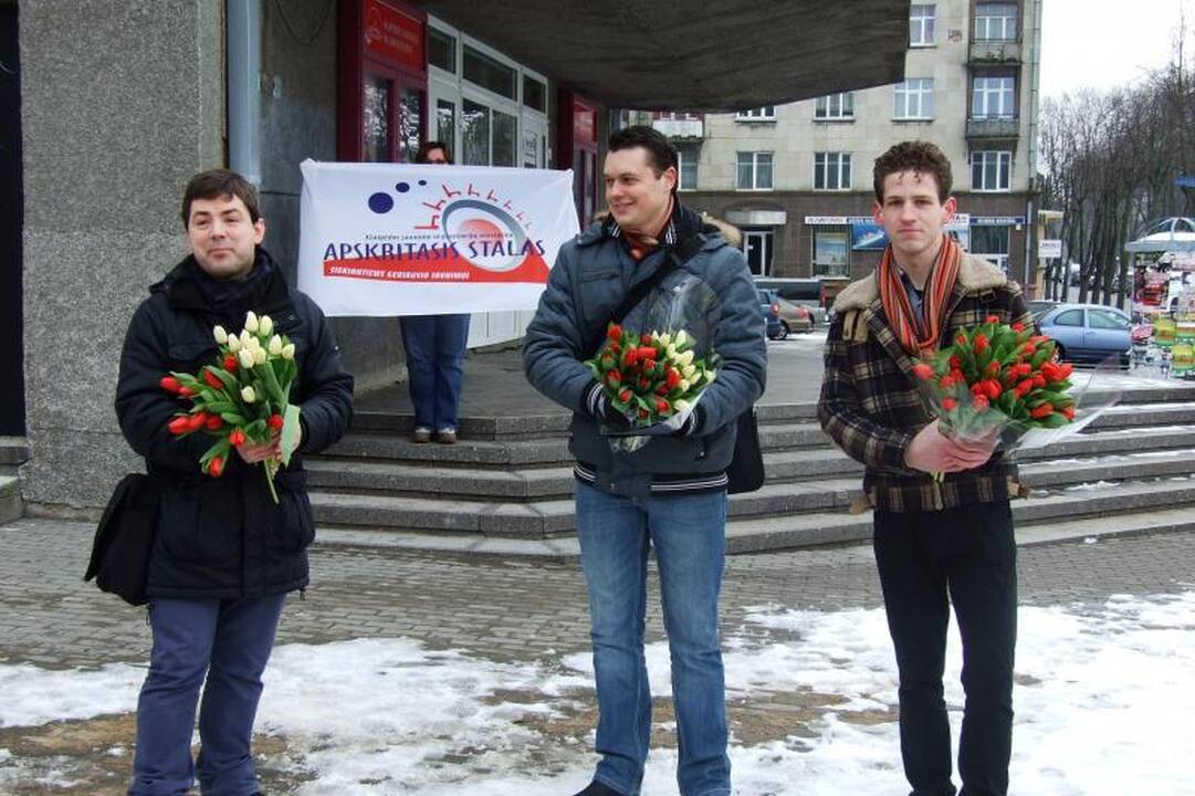 Klaipėdos moterims - gėlės iš nepažįstamųjų