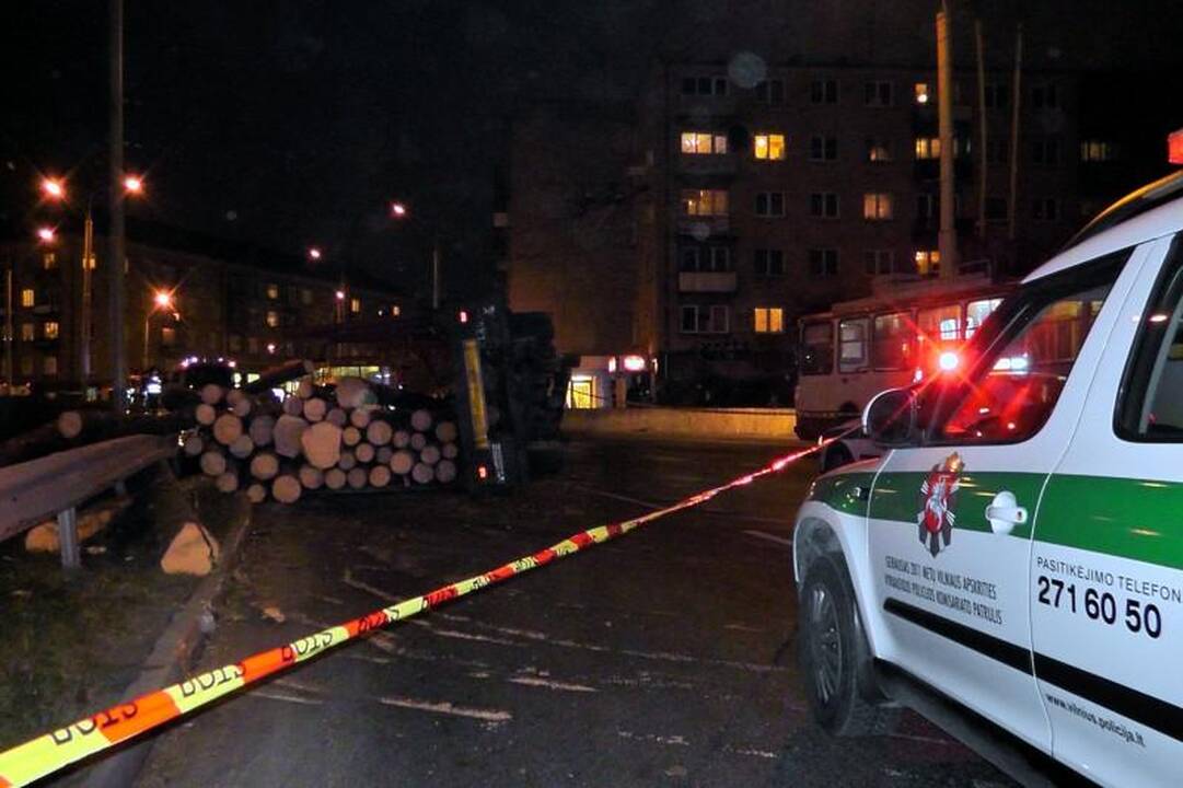 Vilniuje vilkikas prispaudė du lengvuosius automobilius (atnaujinta)