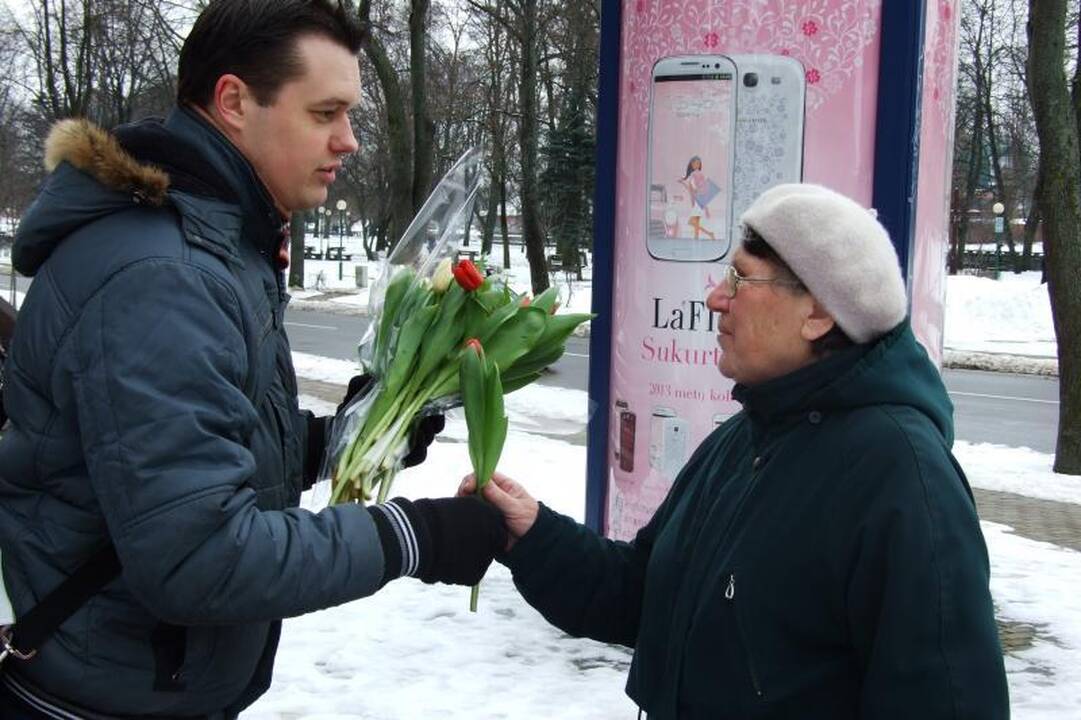 Klaipėdos moterims - gėlės iš nepažįstamųjų