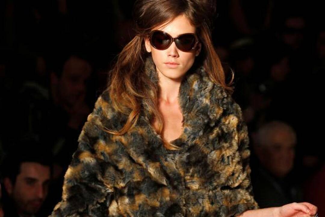 Rudens mados tendencijos: dirbtinis kailis