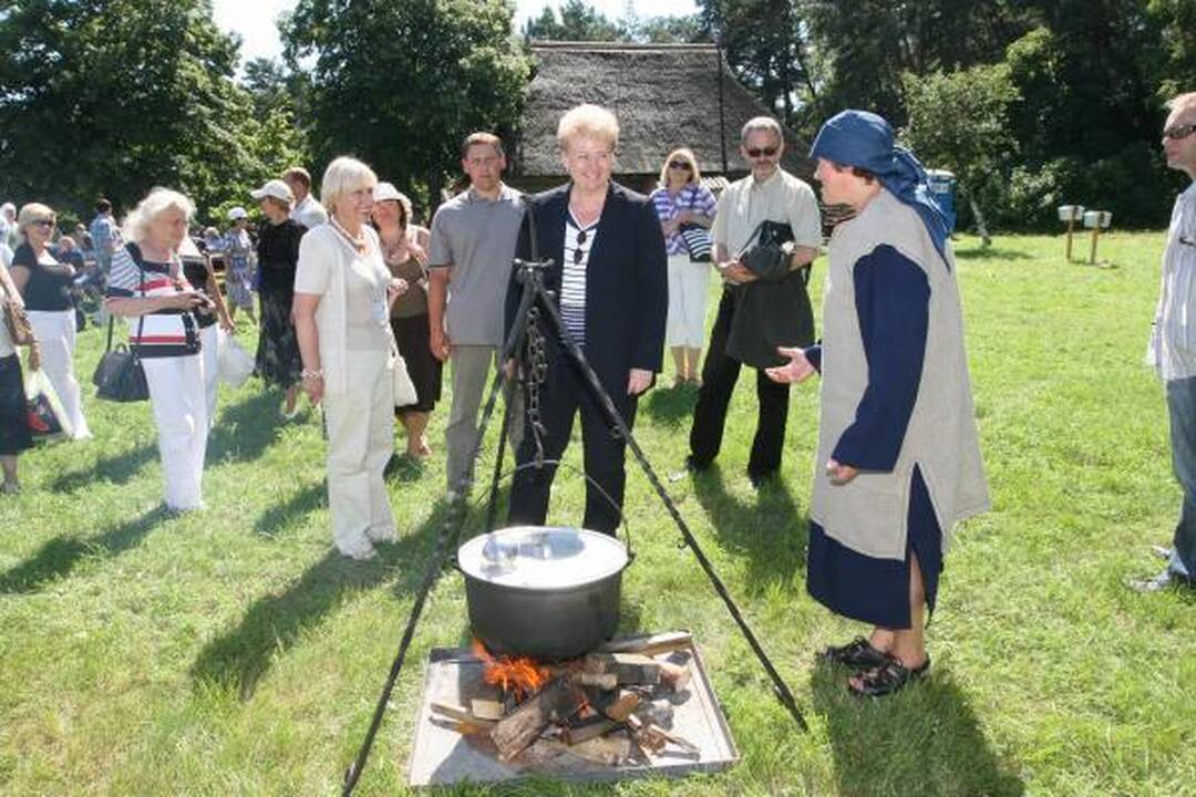 Prezidentė apsipirko žvejo sodyboje