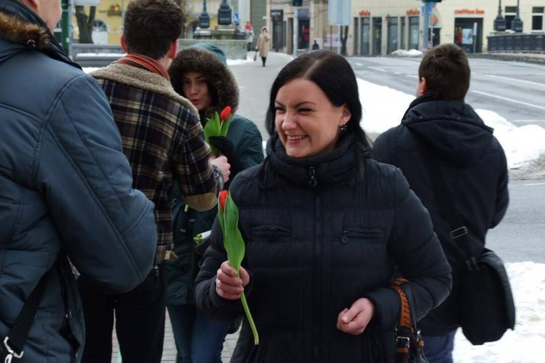 Klaipėdos moterims - gėlės iš nepažįstamųjų