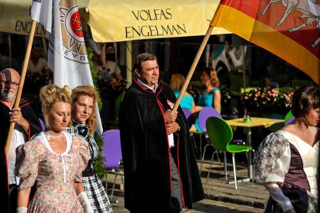Rotušės 470-asis jubiliejus: patrankos šūviai ir puošnios damos