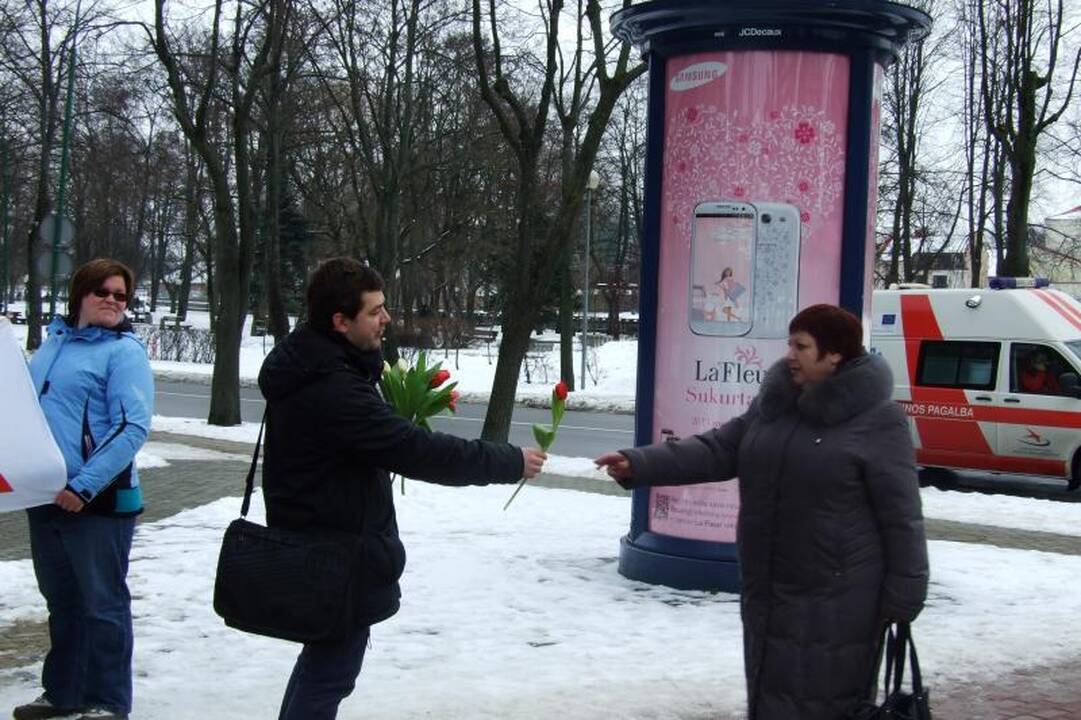 Klaipėdos moterims - gėlės iš nepažįstamųjų