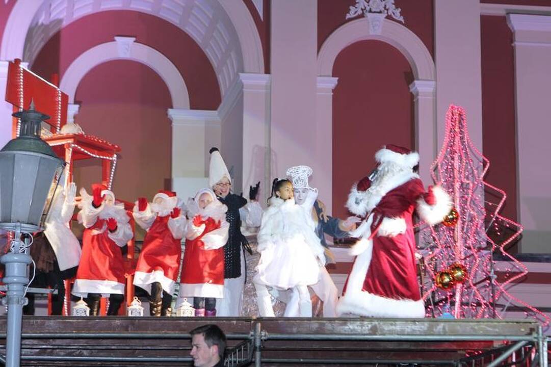 Klaipėdoje eglutė įžiebta pagal S. Nėries „Senelės pasaką“ (papildyta)