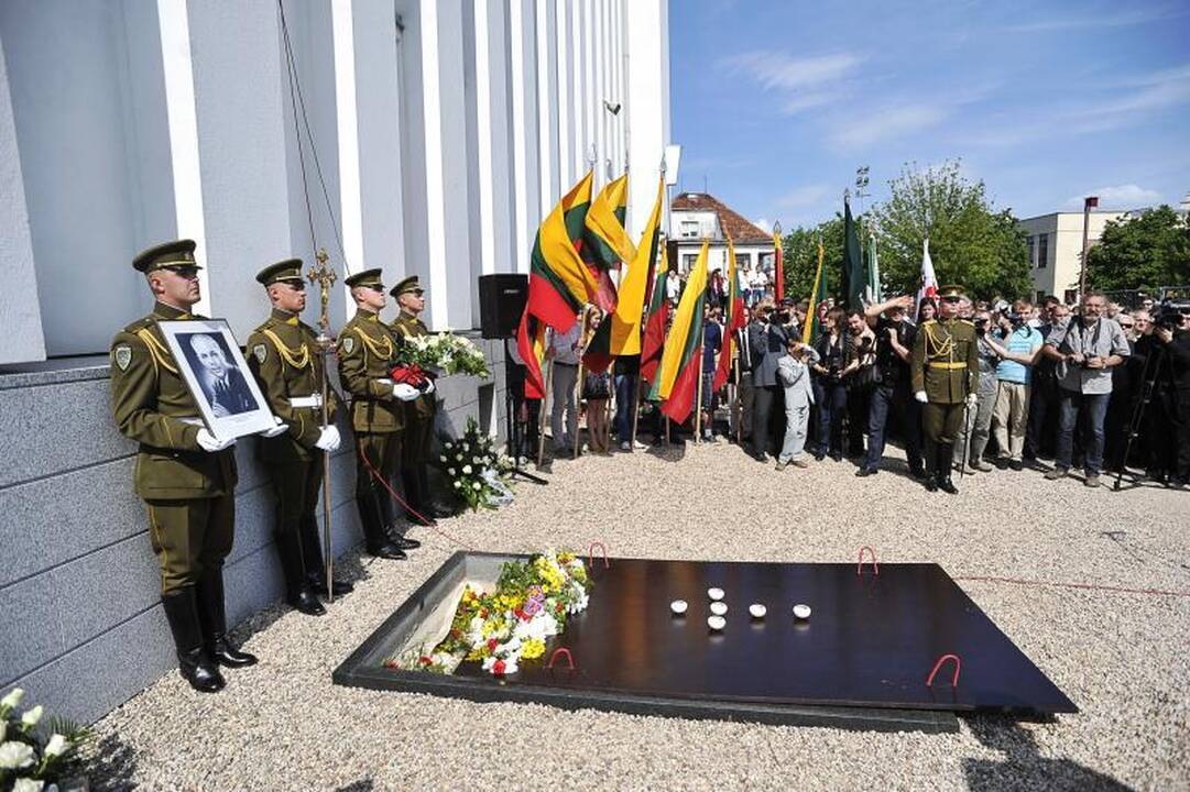 J.Brazaičio palaikų perlaidojime dabartinių šalies vadovų nebuvo
