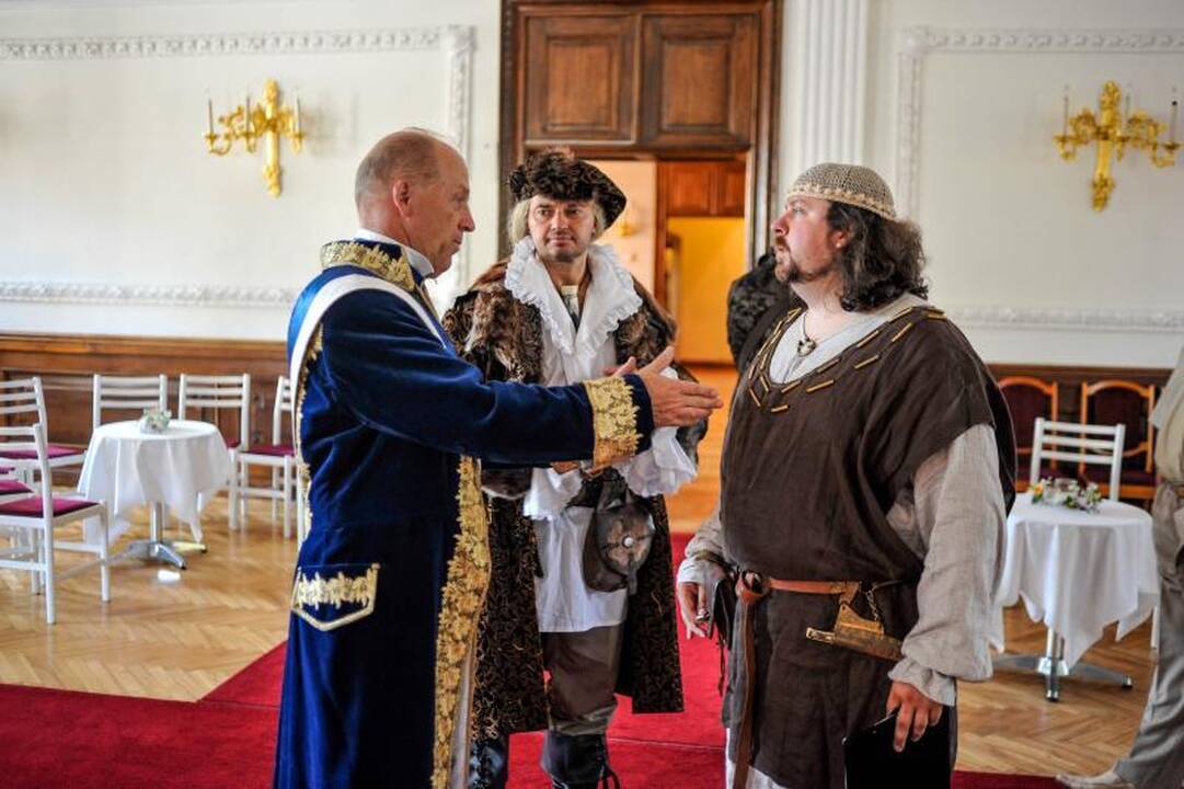 Rotušės 470-asis jubiliejus: patrankos šūviai ir puošnios damos
