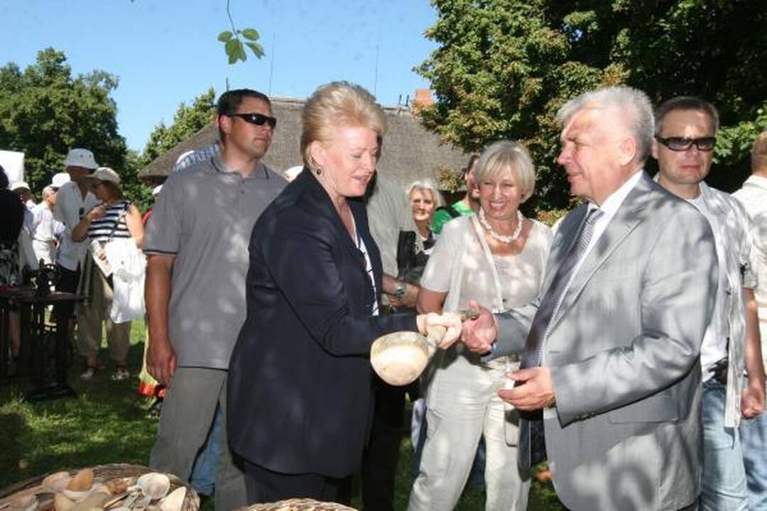 Prezidentė apsipirko žvejo sodyboje