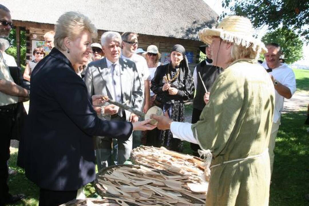 Prezidentė apsipirko žvejo sodyboje