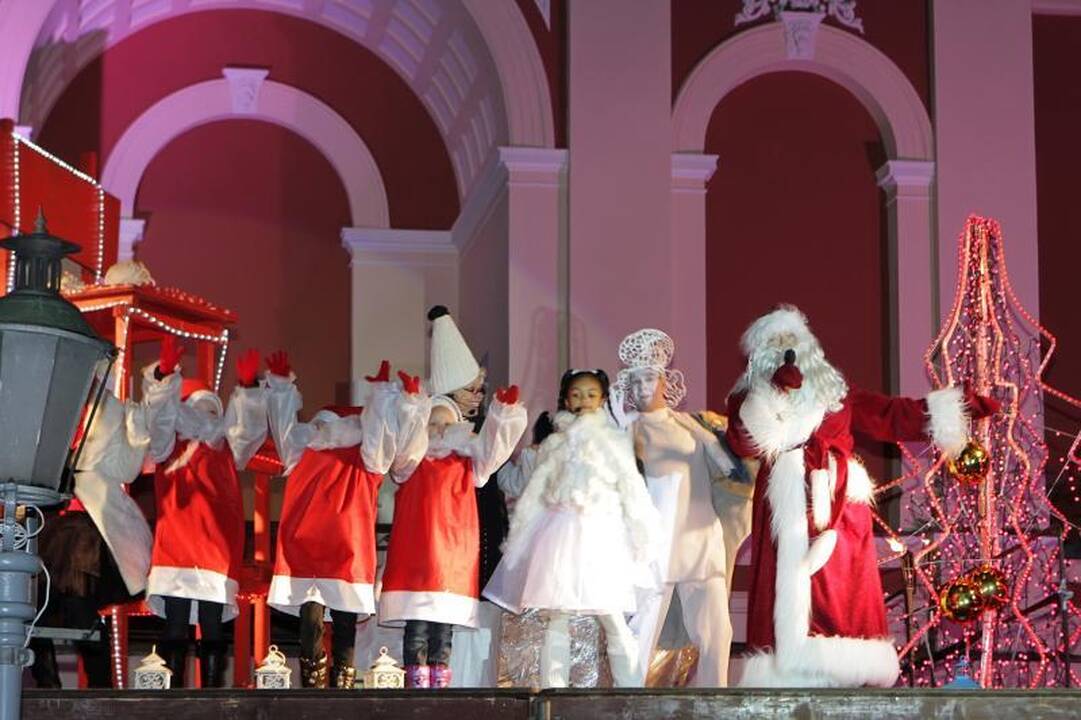 Klaipėdoje eglutė įžiebta pagal S. Nėries „Senelės pasaką“ (papildyta)
