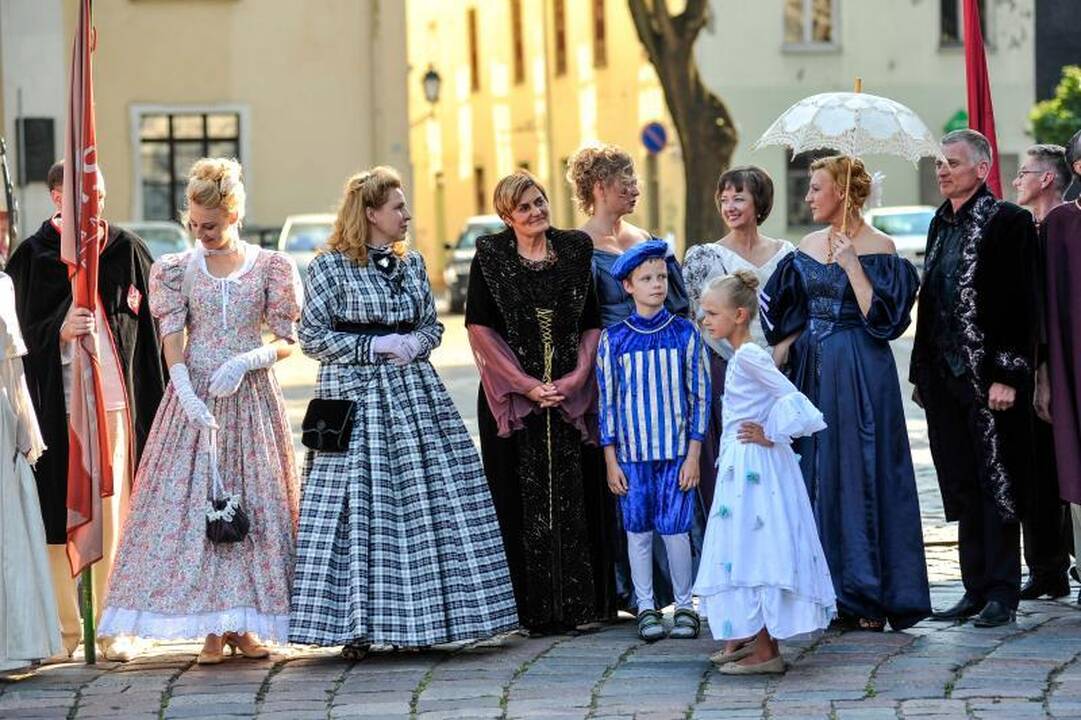 Rotušės 470-asis jubiliejus: patrankos šūviai ir puošnios damos