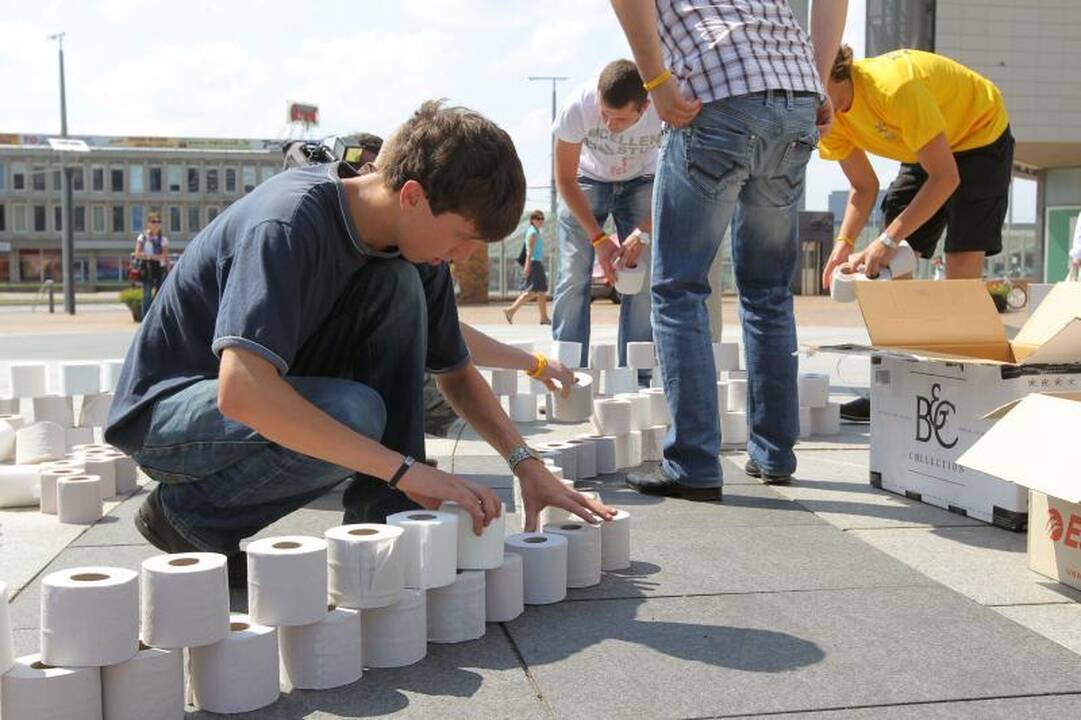 Europos aikštėje – tualetinė protesto akcija
