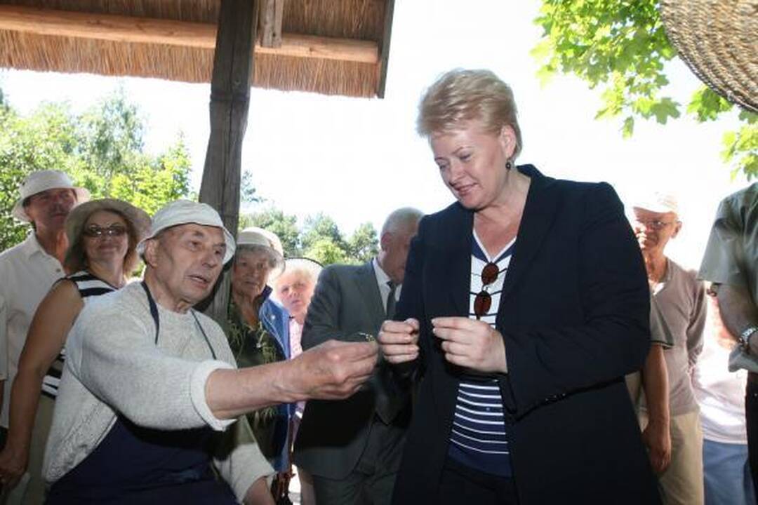 Prezidentė apsipirko žvejo sodyboje