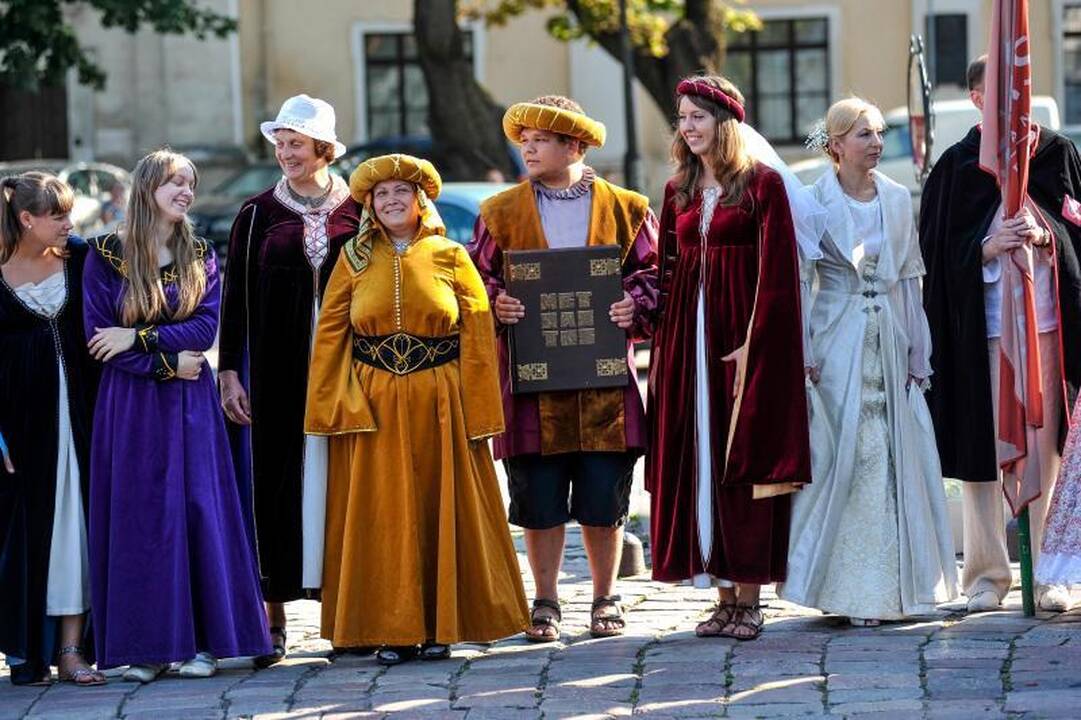 Rotušės 470-asis jubiliejus: patrankos šūviai ir puošnios damos