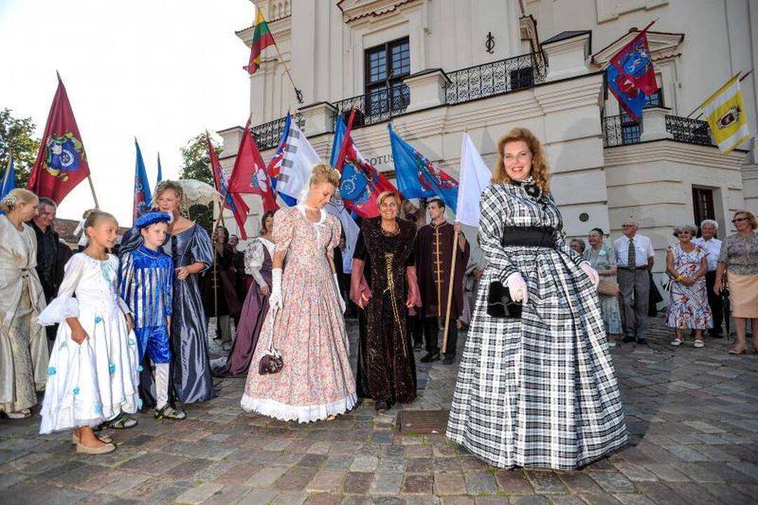 Rotušės 470-asis jubiliejus: patrankos šūviai ir puošnios damos