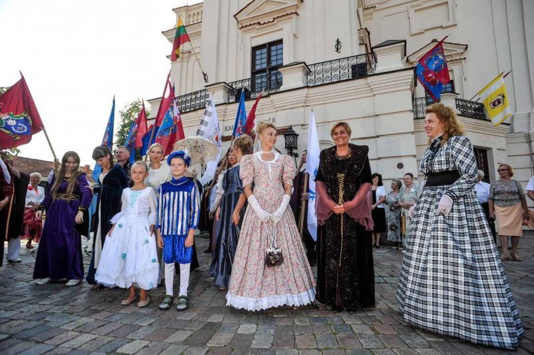Rotušės 470-asis jubiliejus: patrankos šūviai ir puošnios damos