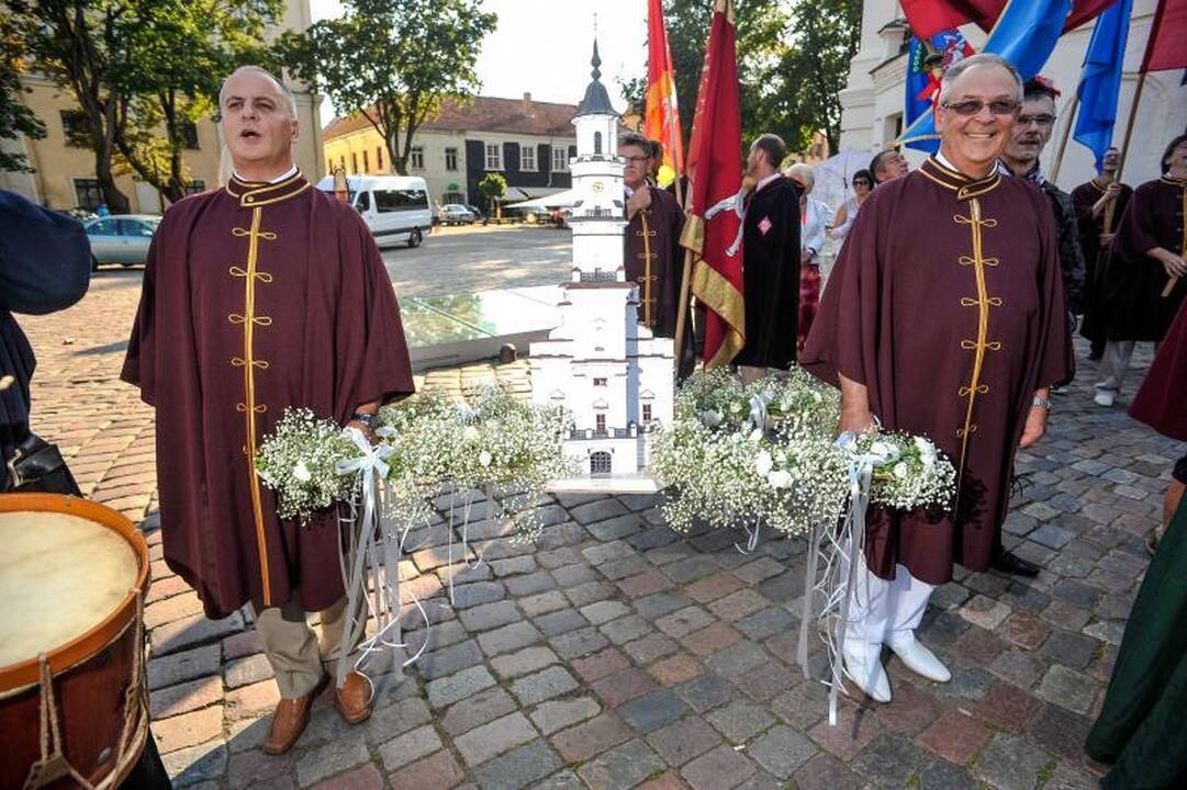 Rotušės 470-asis jubiliejus: patrankos šūviai ir puošnios damos