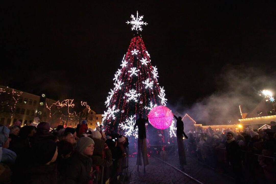 Klaipėdoje eglutė įžiebta pagal S. Nėries „Senelės pasaką“ (papildyta)