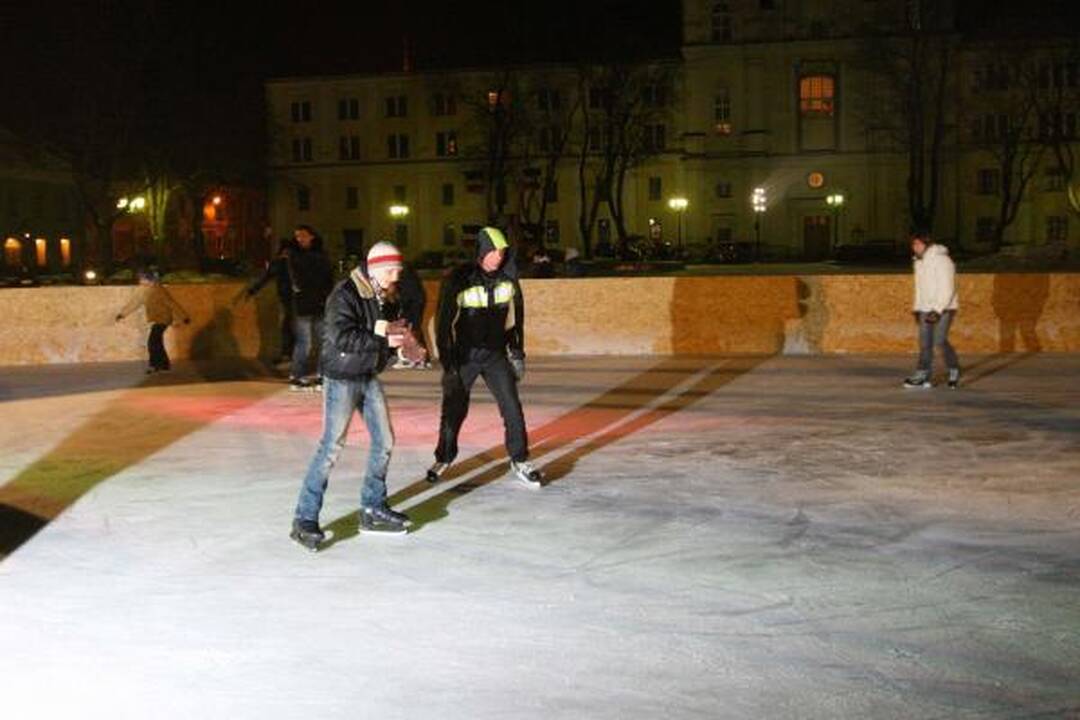 Čiuožykla Rotušės aikštėje: tamsu, bet smagu