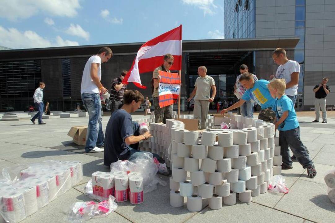 Europos aikštėje – tualetinė protesto akcija