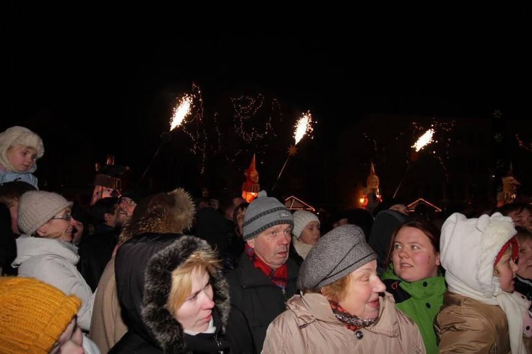 Klaipėdoje eglutė įžiebta pagal S. Nėries „Senelės pasaką“ (papildyta)