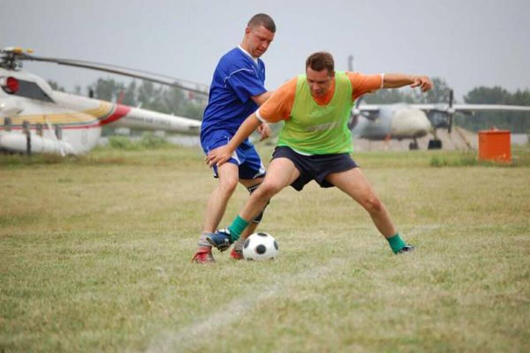 Lietuvos ir Čekijos kariai jėgas išbandė žaisdami futbolą