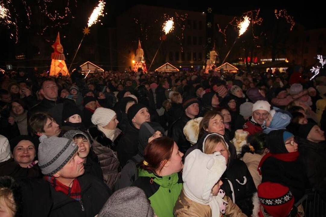 Klaipėdoje eglutė įžiebta pagal S. Nėries „Senelės pasaką“ (papildyta)
