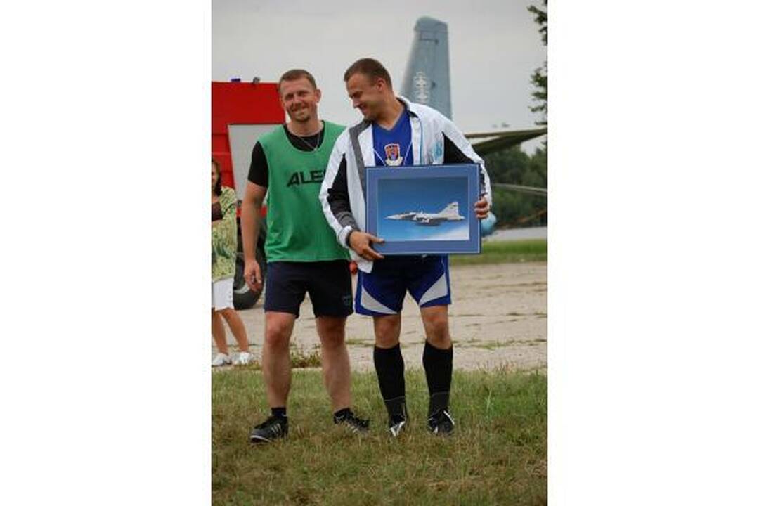 Lietuvos ir Čekijos kariai jėgas išbandė žaisdami futbolą