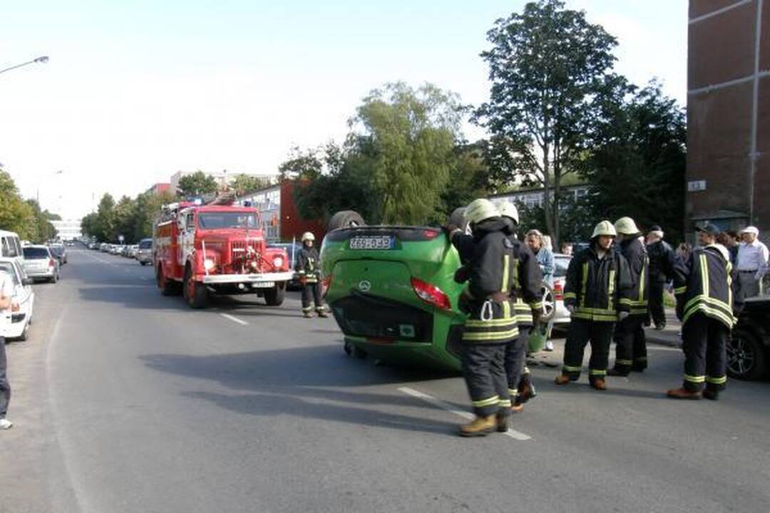 Užstrigus vairui apsivertė klaipėdietės „Mazda“