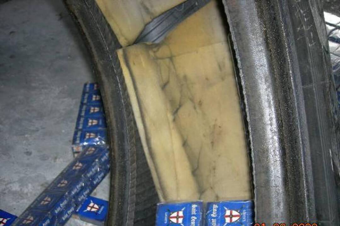 Cigarečių kontrabanda slėpta vilkiko ratuose