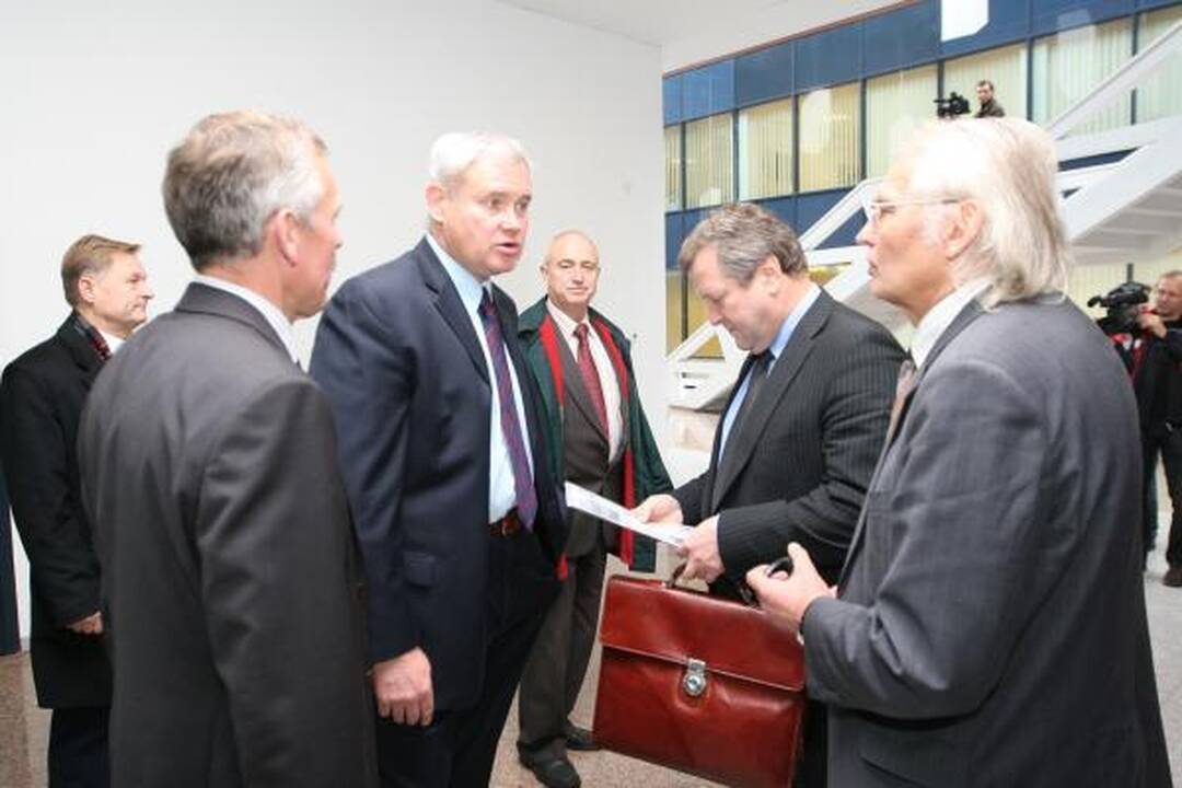 Ministrai važinėja po Klaipėdą