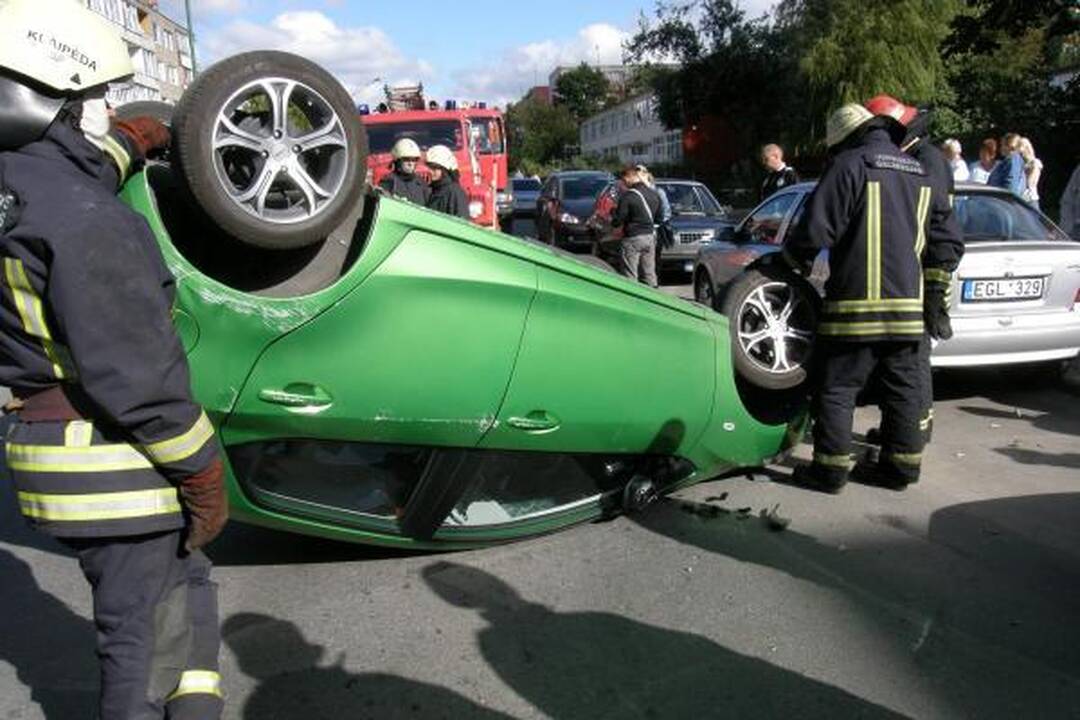 Užstrigus vairui apsivertė klaipėdietės „Mazda“