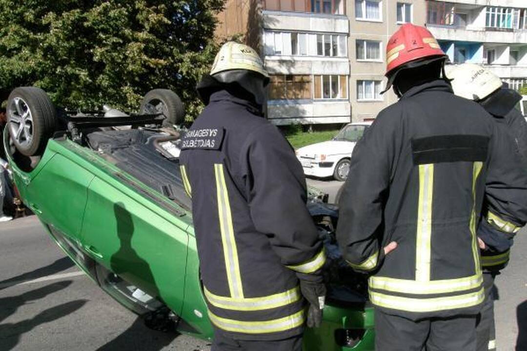 Užstrigus vairui apsivertė klaipėdietės „Mazda“