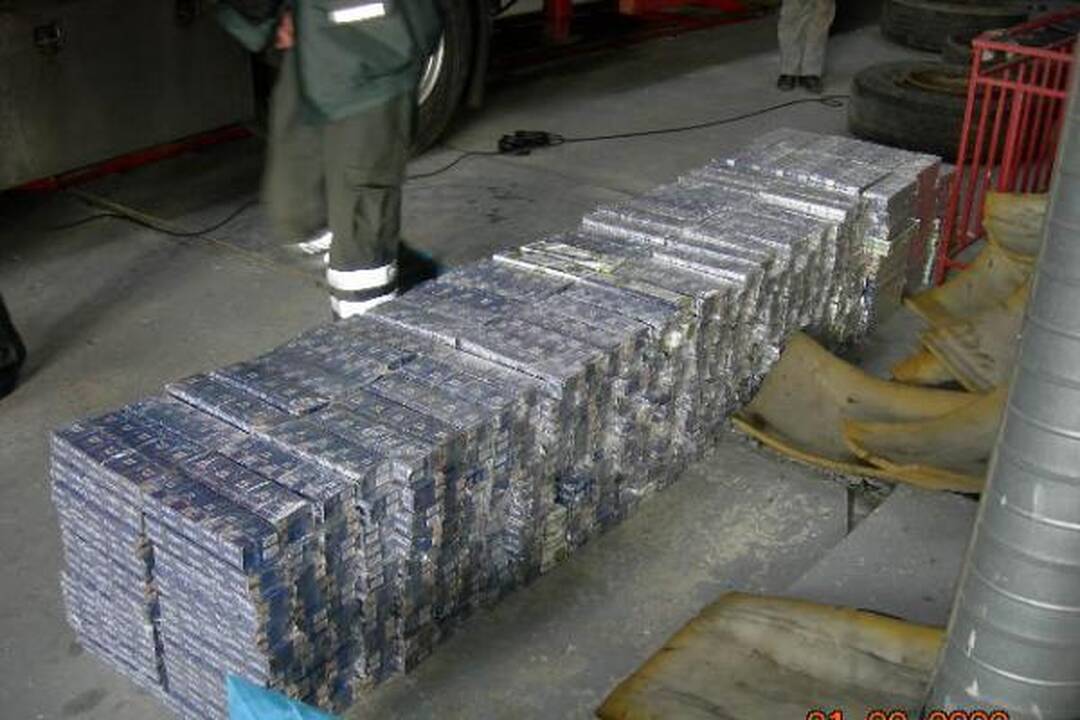 Cigarečių kontrabanda slėpta vilkiko ratuose