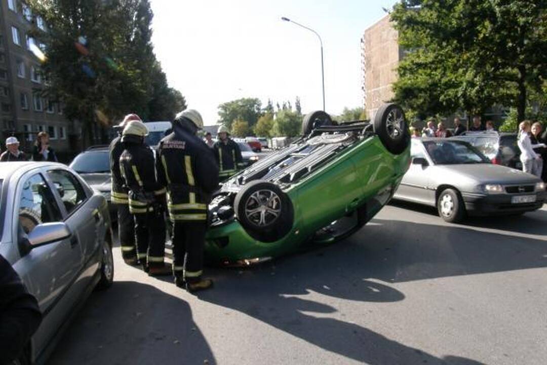 Užstrigus vairui apsivertė klaipėdietės „Mazda“