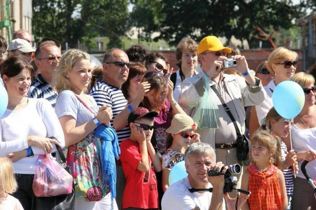 Cirko žmonės šėlioja su minia Jūros šventės dalyvių